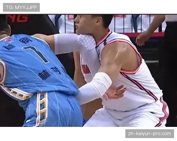 身体冲撞犯规的判定标准与裁判执行细节解析